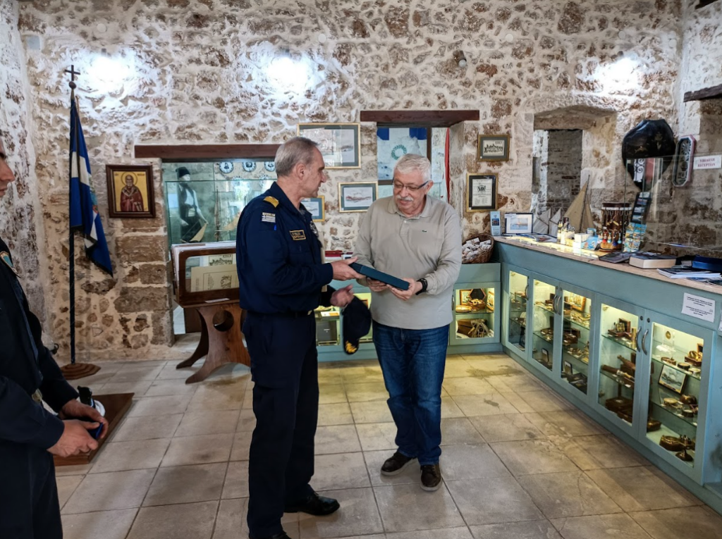 Επίσκεψη στρατιωτικών της Επιχείρησης “Ειρηνη” και της Φ/Γ “Αιγαίον” στο Ναυτικό Μουσείο Κρήτης